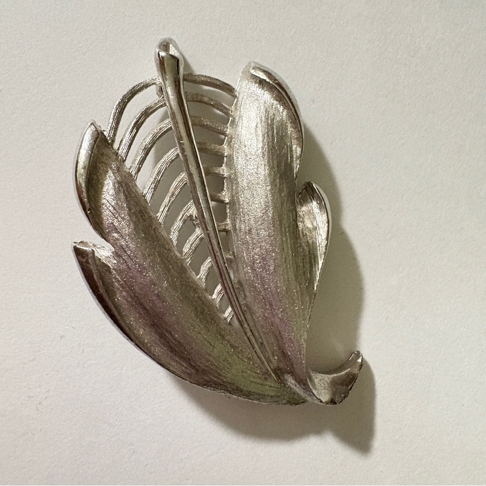 Vintage Elegant Silver tone Leaf Brooch